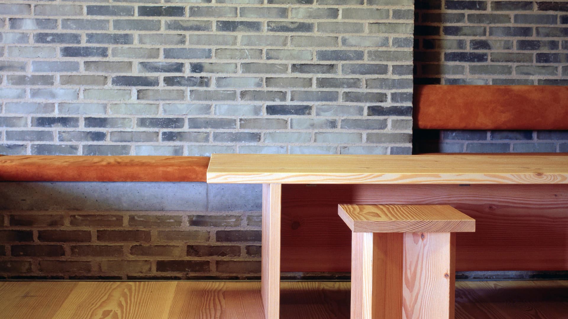 Build-in benches made from suede and wooden furniture are all part of the interior.